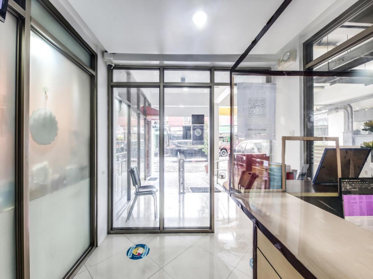 Oyo 893 Dian Suites Makati Manille Extérieur photo