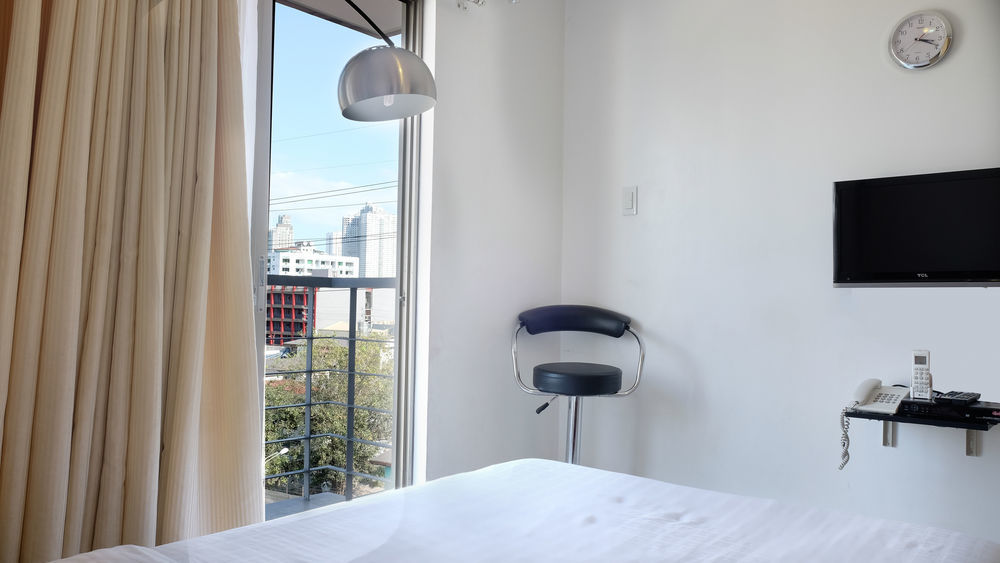 Oyo 893 Dian Suites Makati Manille Extérieur photo