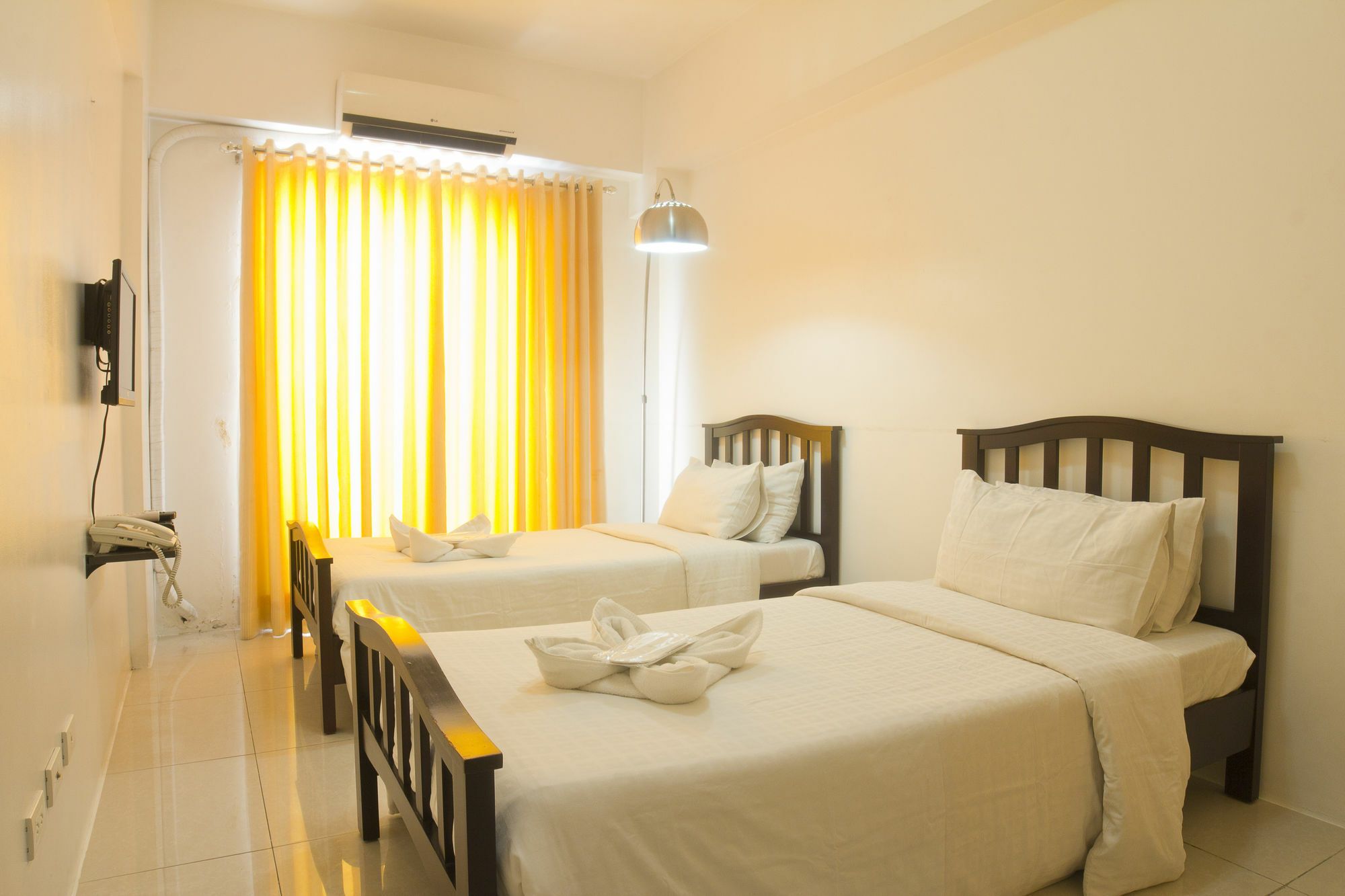 Oyo 893 Dian Suites Makati Manille Extérieur photo