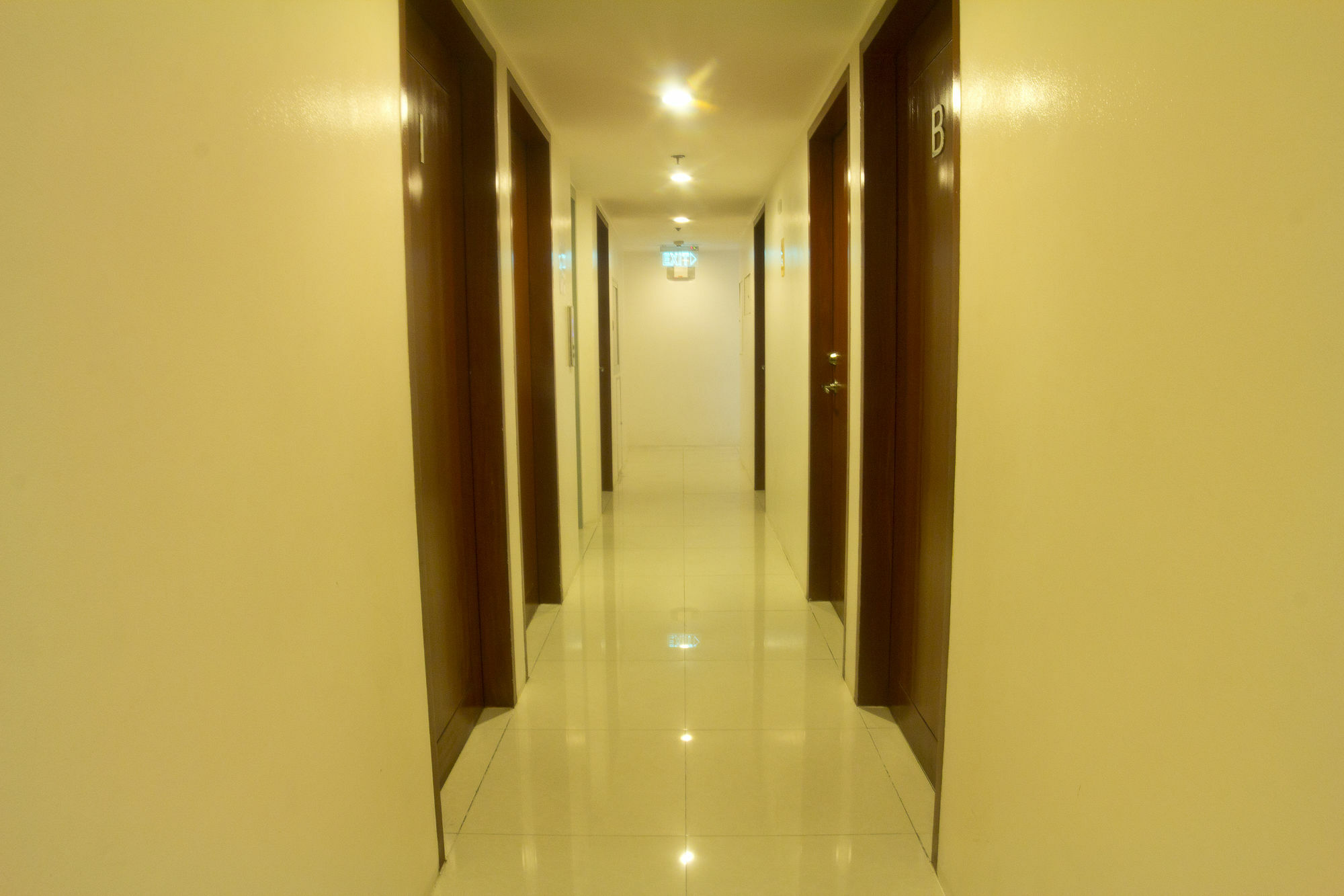 Oyo 893 Dian Suites Makati Manille Extérieur photo